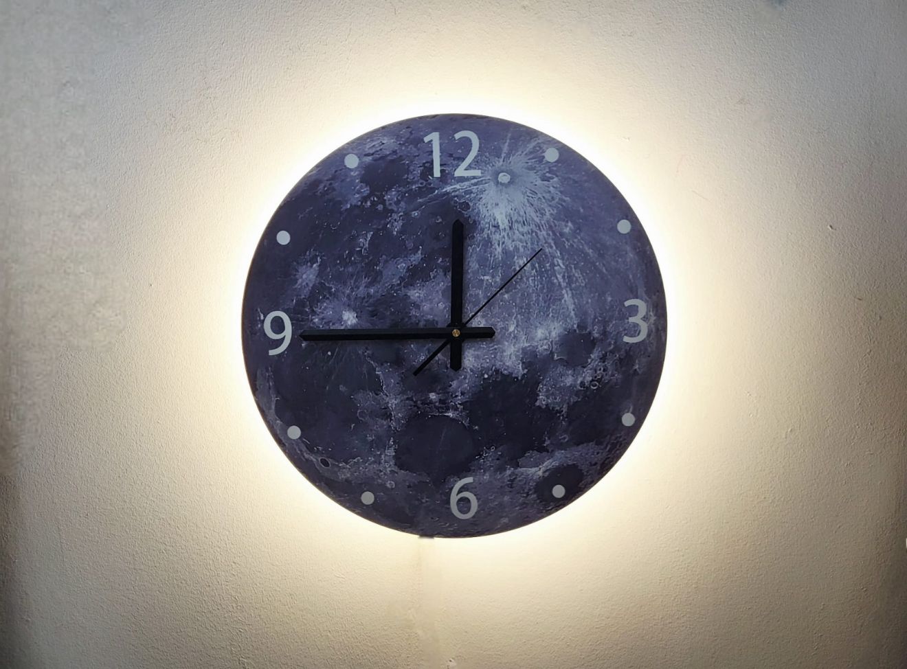 Aplica de Perete cu Ceas – Design Lună Albastră, Metal, Ø40 cm, 3 Tipuri de Lumină, Decor Modern