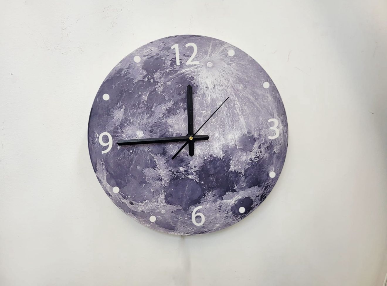 Aplica de Perete cu Ceas – Design Lună Albastră, Metal, Ø40 cm, 3 Tipuri de Lumină, Decor Modern